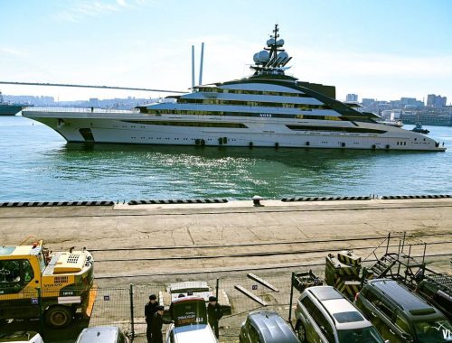 «В родную гавань»: санкционная яхта олигарха Мордашова приплыла во Владивосток