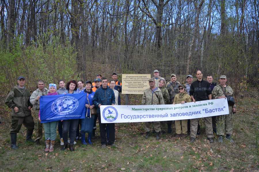 70 молодых деревьев высадили в ЕАО в память о погибших в Великой Отечественной войне