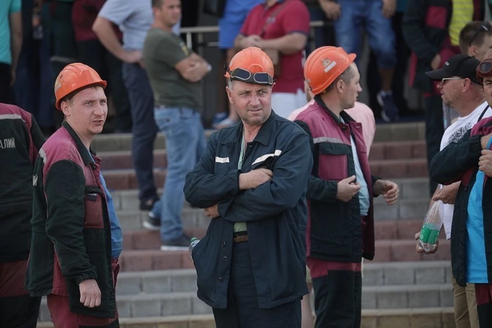 Рабочие уральского завода объявили забастовку