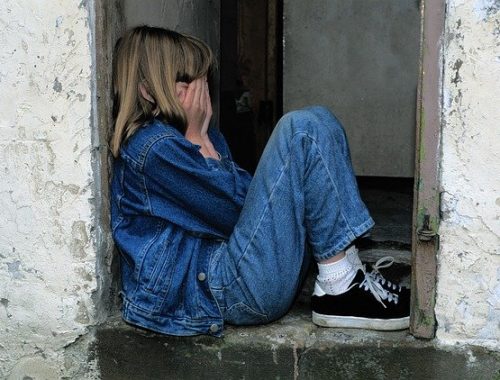 «Алкоголизм и наркозависимость»: россияне рассказали, какие опасности для детей пугают их больше всего