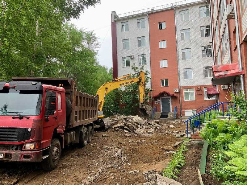 В Биробиджане начался ремонт двора на ул. Шолом-Алейхема, 12