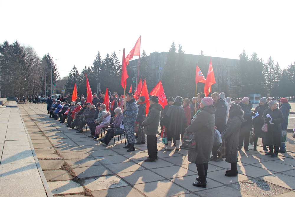 В Биробиджане коммунисты и их сторонники массово отметили 105-ю годовщину Октябрьской революции