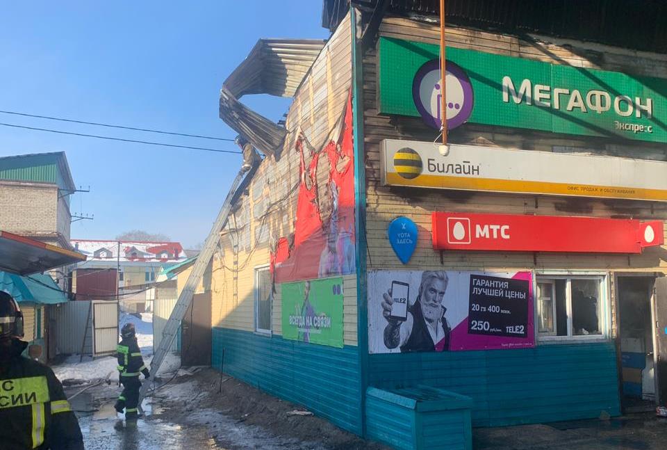 Павильоны с одеждой и салоны связи пострадали при пожаре на рынке г. Облучье — прокуратура начала проверку