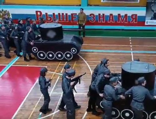 Историк Пашолок высмеял «патриотическое» шоу от «Единой России» с картонными танками за 2 млн рублей