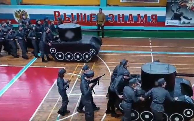 Историк Пашолок высмеял «патриотическое» шоу от «Единой России» с картонными танками за 2 млн рублей