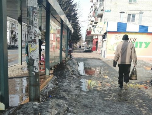 Очистить от снега и наледи тротуары в Биробиджане и районах ЕАО потребовала прокуратура