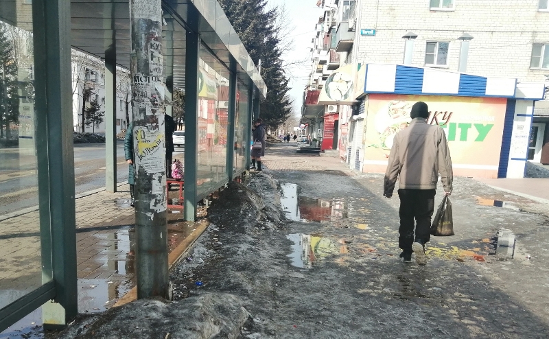 Очистить от снега и наледи тротуары в Биробиджане и районах ЕАО потребовала прокуратура