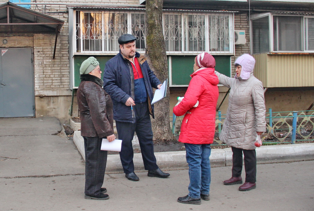 Депутат Владимир Сахаровский организовал сбор подписей за восстановление уничтоженных деревьев на улице Миллера