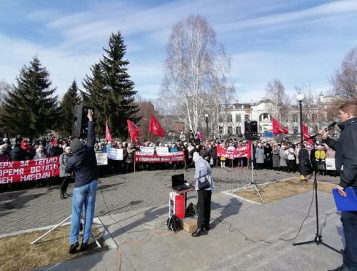 В Алтайском крае во время митинга против повышения цен на ЖКХ потребовали отставки губернатора