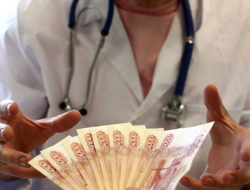 По сотне тысяч получают врачи ЕАО?! Чиновники уверяют, что зарплаты у медработников стабильно растут, но доктора и медсестры уходят из больниц