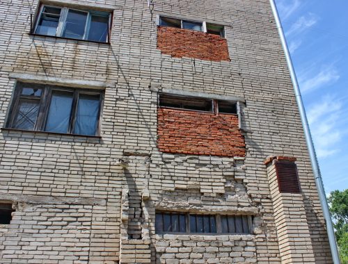 «Летопись разрухи»: 22 многоквартирных дома в Биробиджане остались без «управляек»