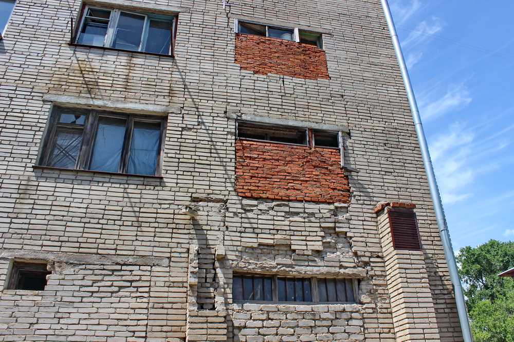 «Летопись разрухи»: 22 многоквартирных дома в Биробиджане остались без «управляек»
