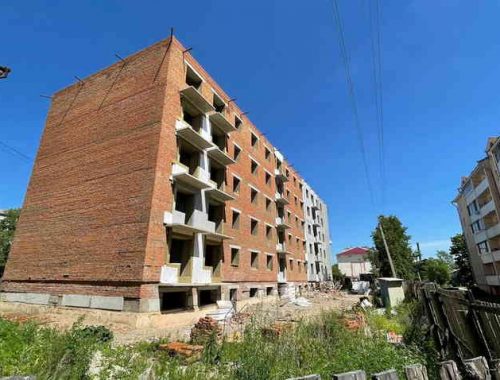 Городские власти обещают до конца года построить пятиэтажку для переселенцев из аварийных домов в Биробиджане