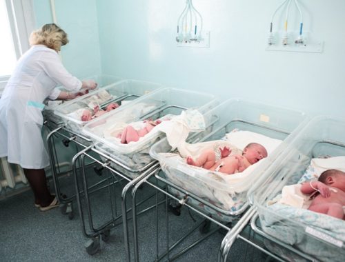 Рождаемость в 2023 г. в России станет худшей за четверть века