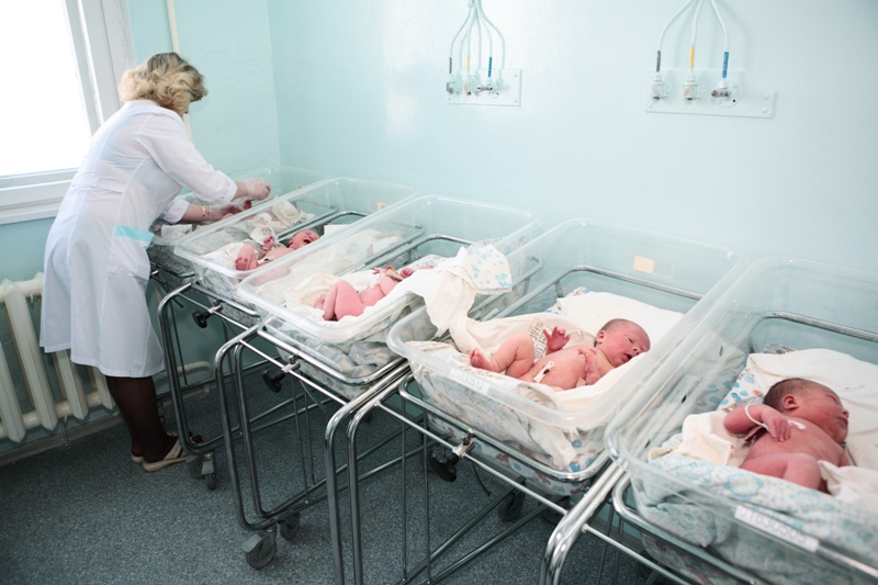 Рождаемость в 2023 г. в России станет худшей за четверть века