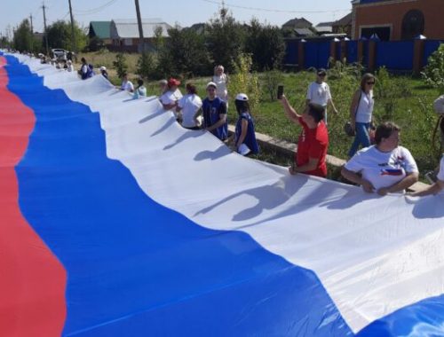 Самый длинный флаг России развернули в одном из самых бедных регионов страны