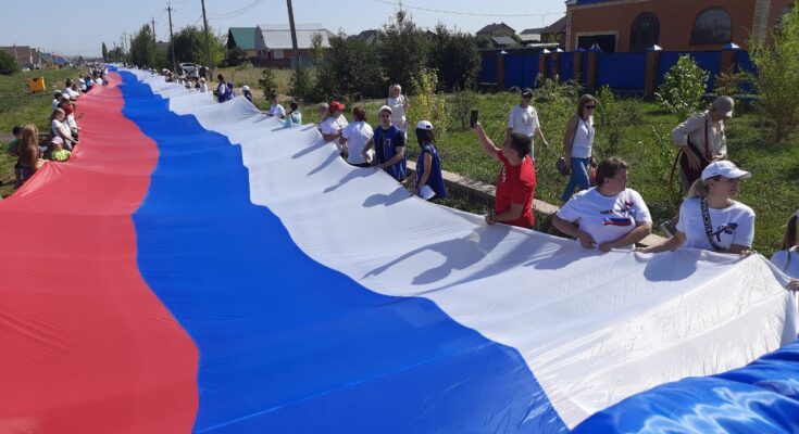 Самый длинный флаг России развернули в одном из самых бедных регионов страны