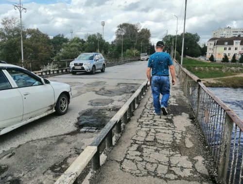 Старый мост через Биру в Биробиджане снова огорчает водителей и пешеходов