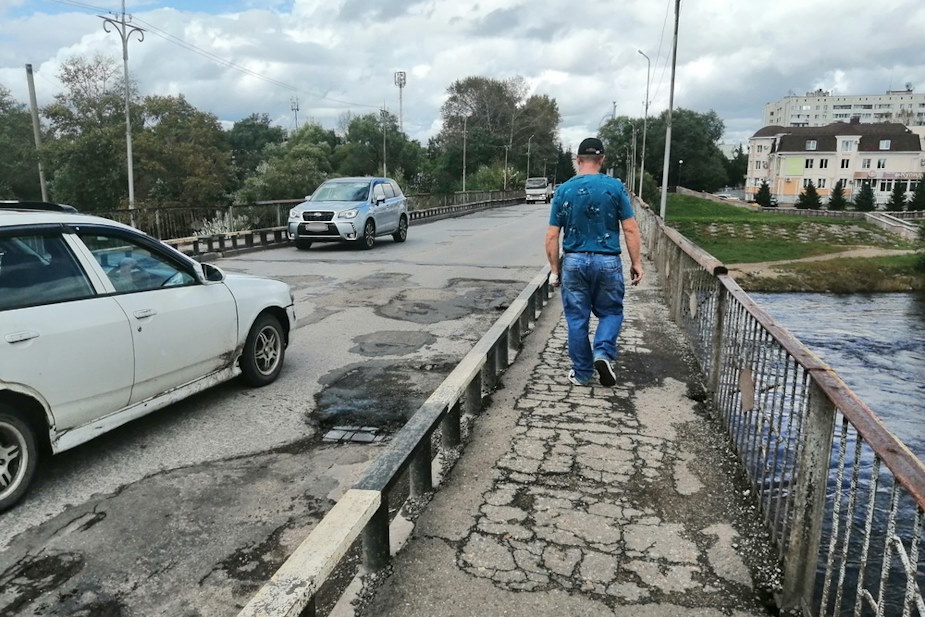 Старый мост через Биру в Биробиджане снова огорчает водителей и пешеходов