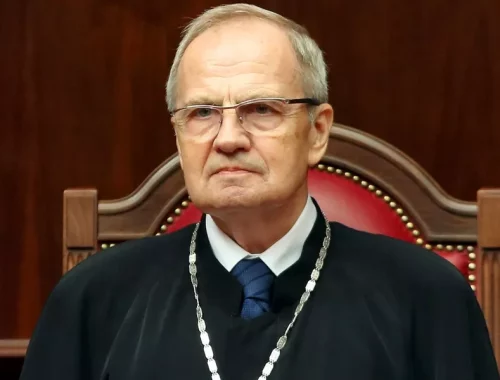 Проблема коррупции в России приобрела опасный для жизни характер — глава Конституционного суда России