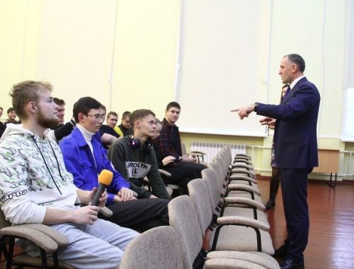 Хамоватый омский вице-губернатор Шпиленко лишён учёной степени за плагиат