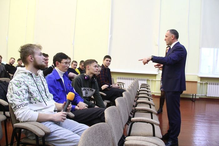 Хамоватый омский вице-губернатор Шпиленко лишён учёной степени за плагиат
