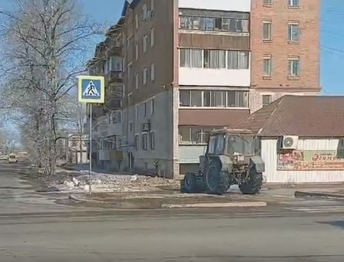 «Пока жареный петух не клюнул»: на ул. Казакевича коммунальная техника чистит обледеневший тротуар