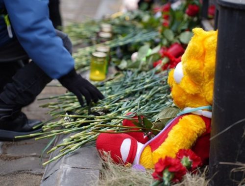 Цветы и игрушки несли жители Биробиджана к стихийному мемориалу в память о жертвах теракта в Подмосковье