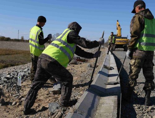 В Ленинском районе продолжается реконструкция дамбы